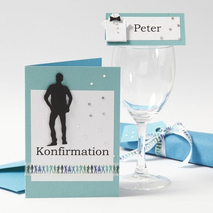 Une invitation et des décorations de tables pour une cérémonie de première communion pour garçon