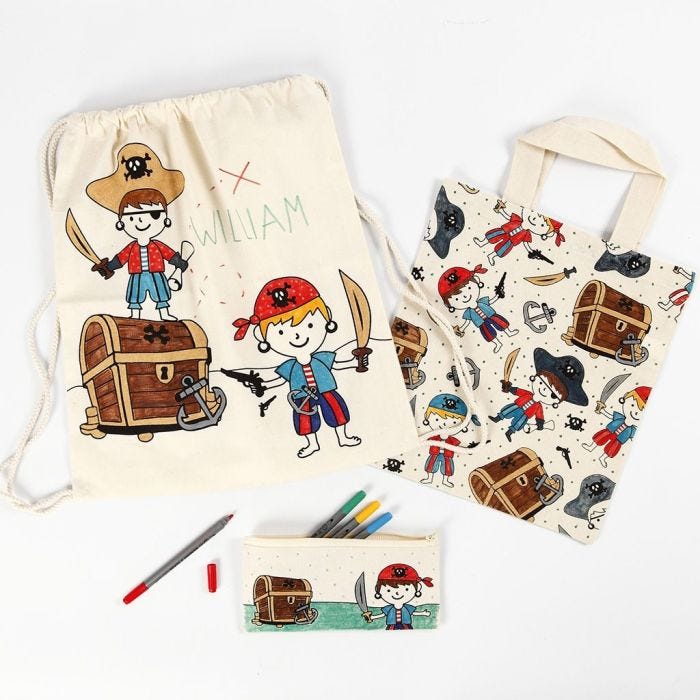 Une trousse, un sac à provisions et un sac à chaussures pirate décorés avec des feutres textiles