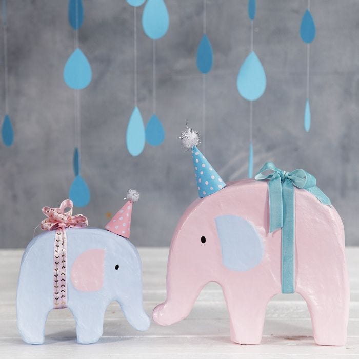 Un éléphant décoré avec de la peinture acrylique et un petit chapeau de fête