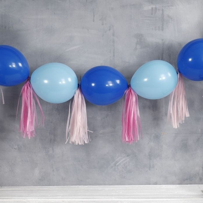 Une guirlande de ballons et pompons connectés