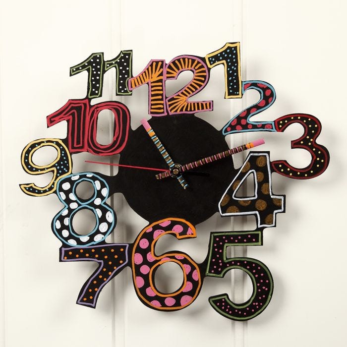 Une horloge murale décorée avec de la peinture acrylique