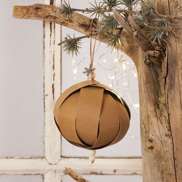 Une boule de Noël en bandes de papier étoiles imitation cuir