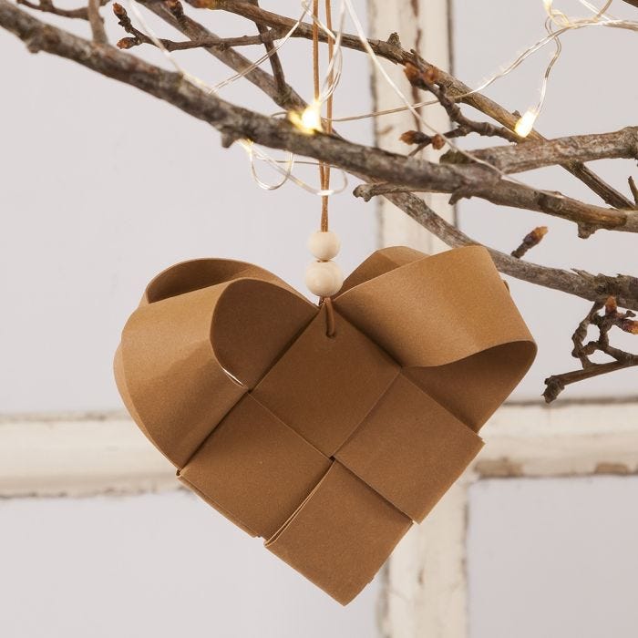 Un panier de Noël en forme de coeur, tressé avec du papier imitation cuir