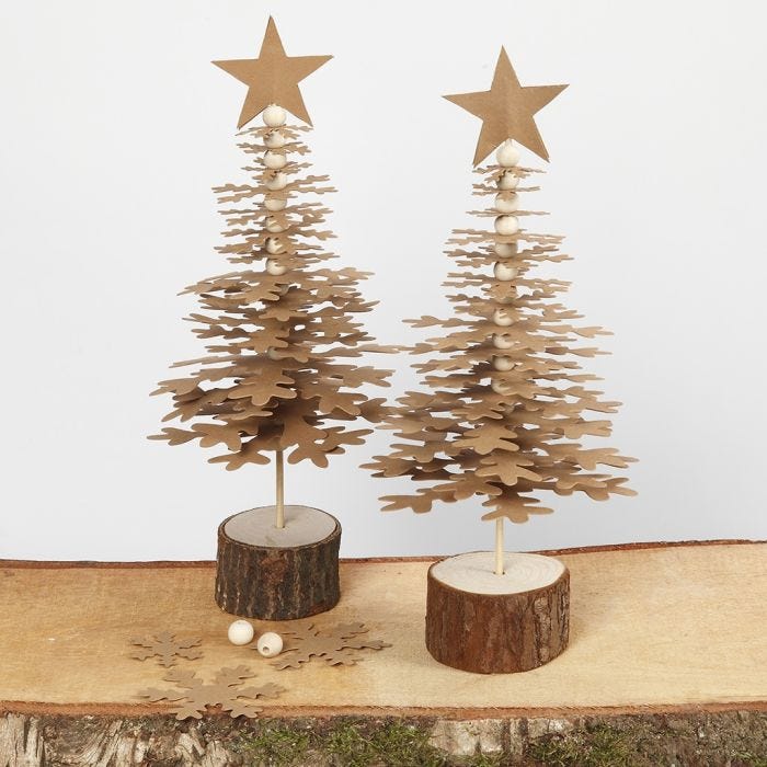 Des sapins de Noël poinçonnés dans du papier imitation cuir