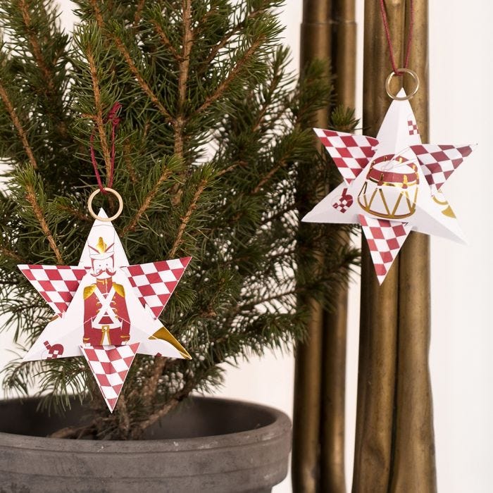 Une étoile de Noël réalisée en papier design avec un motif Casse-Noisette