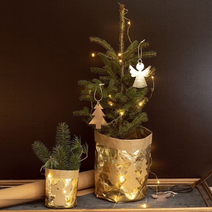 Un pot de fleur recouvert de papier imitation cuir décoré de dessin de Noël