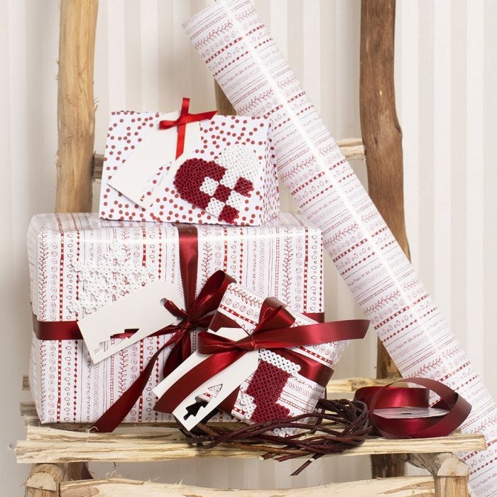 Papier cadeau rouge et blanc decoré de motifs de Noël faits en perles à repasser Nabbi