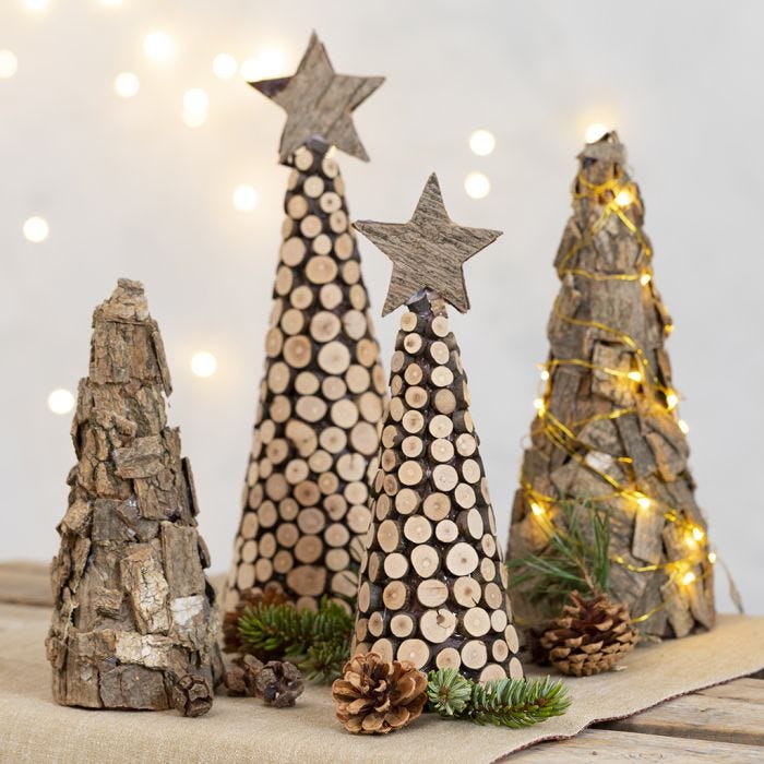 Un sapin de Noël fait avec un cône en Polystyrène décoré de morceaux d'écorce et de disques en bois