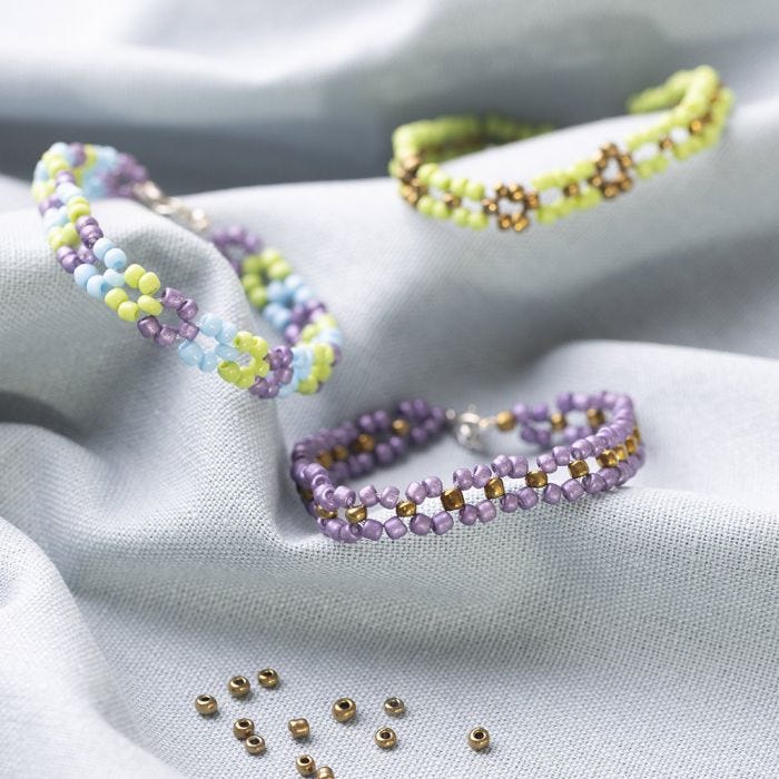 Des bracelets décorés de motifs simples faits avec des perles de rocaille