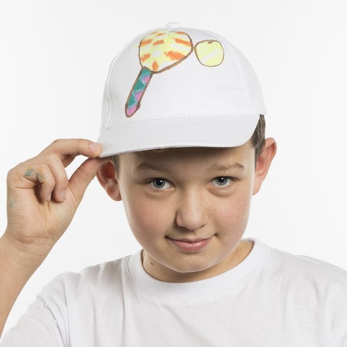 Une casquette ornée d'une illustration de sport à l'aide de marqueurs