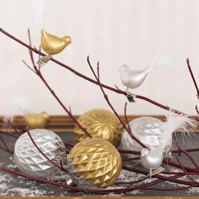 Boules et oiseaux en verre décorés avec peinture céramique