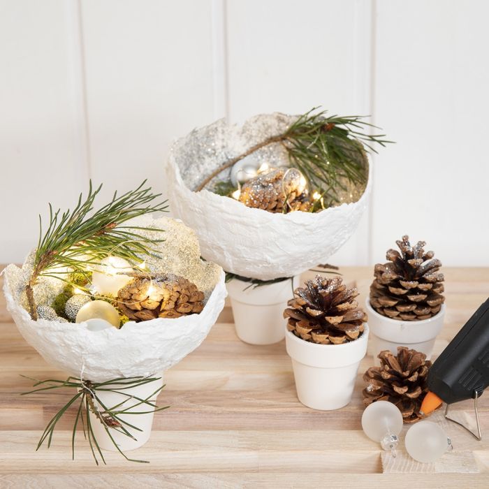 Des bols en bandes plâtrées décorés de paillettes et dotés de pieds