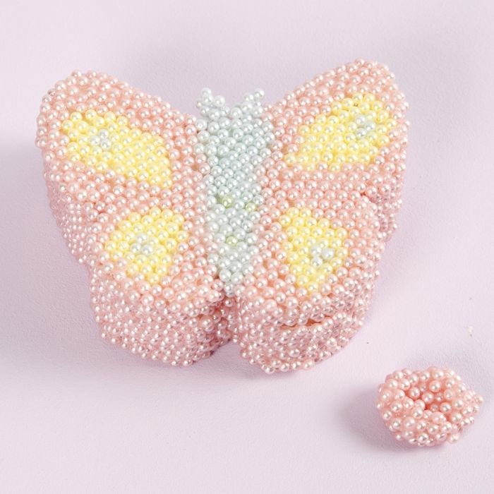 Une forme de papillon décorée avec de la pâte Pearl Clay