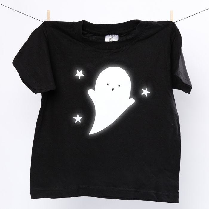 Un t-shirt avec un fantôme avec peinture réfléchissante