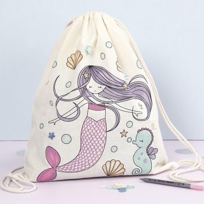 Un sac à cordons avec le dessin préimprimé d'une sirène décoré avec des feutres textile et des sequins