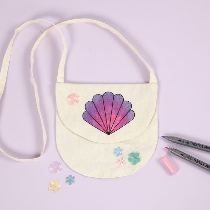 Un sac à main avec un dessin de coquillage decoré aux feutres textiles