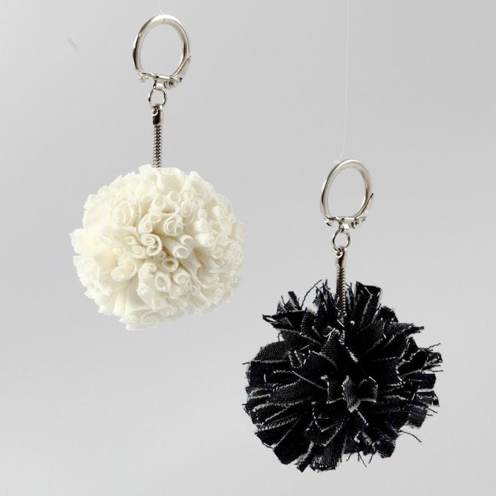 Des pendentifs en forme de pompons faits en fil spaghetti (textile) ou en fil textile Denim