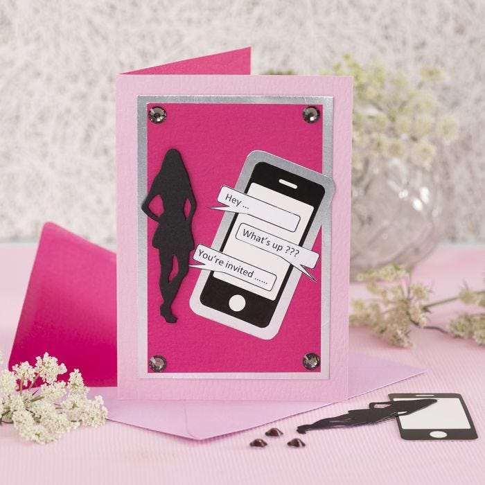 Une invitation pour une célébration de première communion faite avec le dessin d'un téléphone portable et une silhouette en papier cartonné