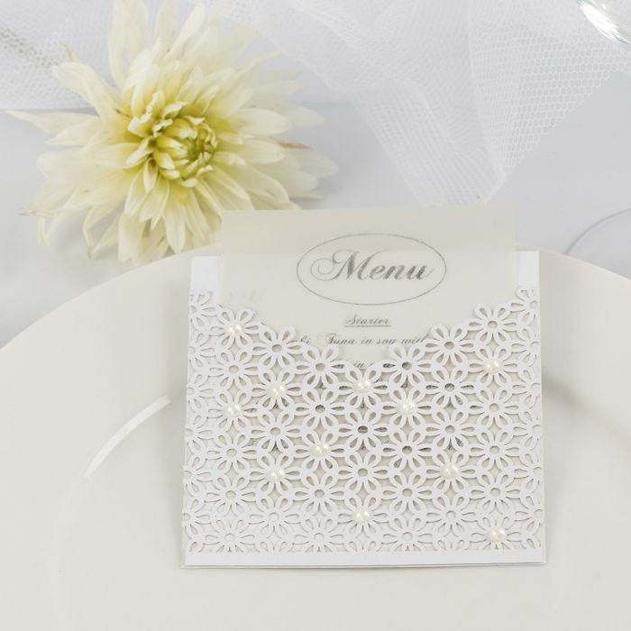 Un menu de mariage à l'intérieur d'une pochette faite avec du papier cartonné & du papier cartonné au motif de dentelle décorés de demi-perles