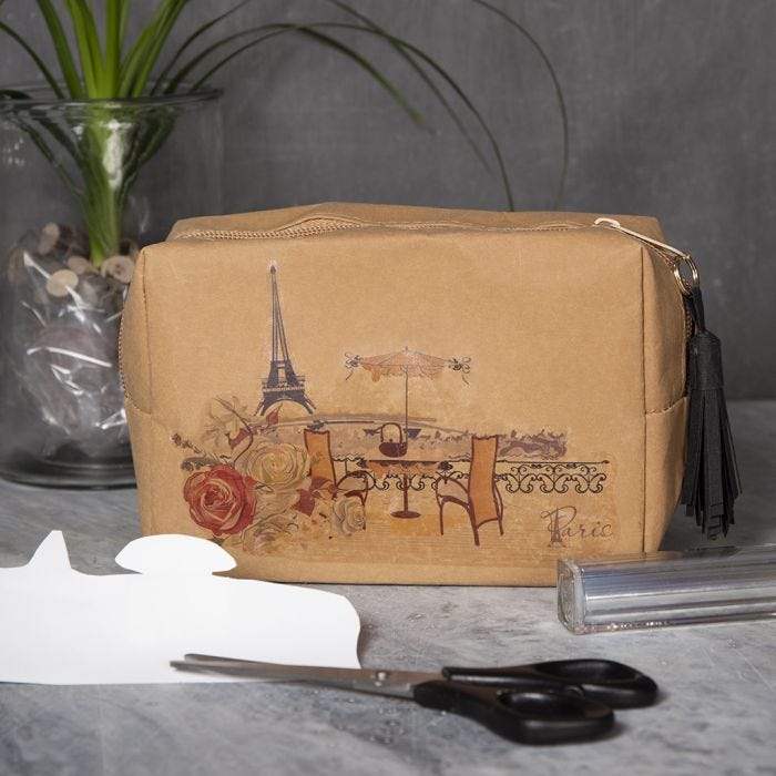 Une trousse à maquillage en papier imitation cuir décoré de motifs placés avec du papier transfert