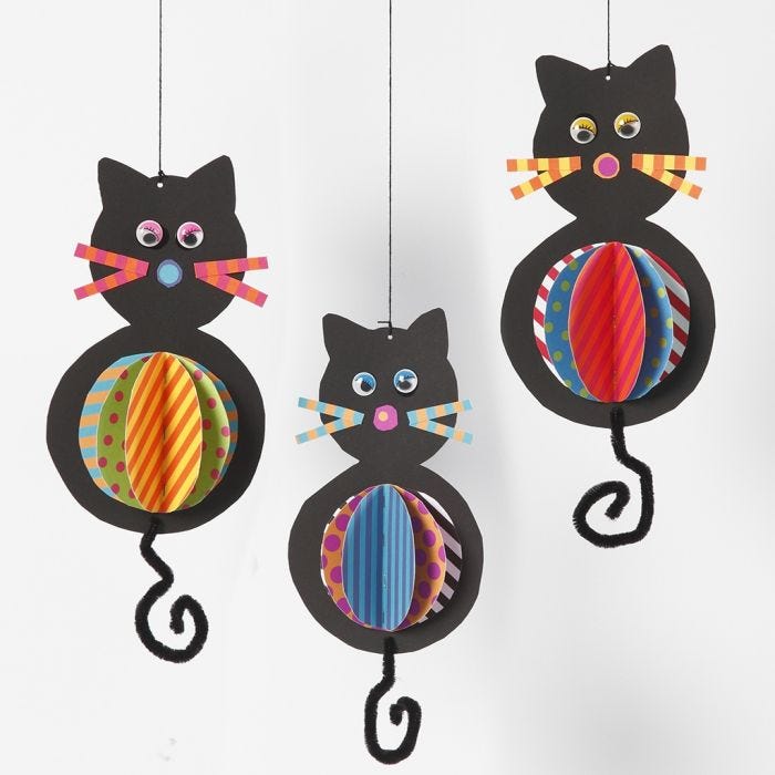 Des décorations de chats en papier cartonné à suspendre avec des ventres colorés et des queues en fil chenille