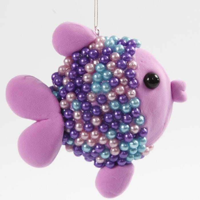 Un poisson fait avec une forme d'ovni en polysytrène, de la pâte Silk Clay et Pearl Clay