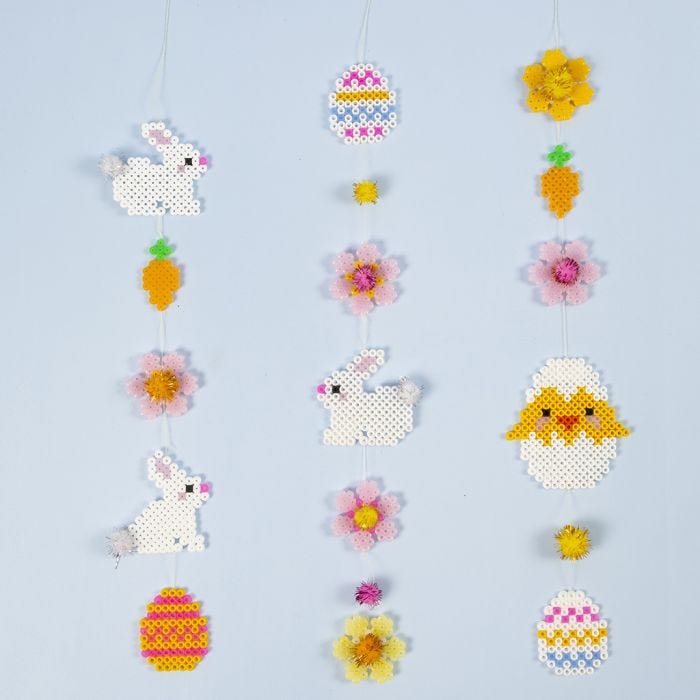 Une guirlande de Pâques décorée de lapins de Pâques, d'oeufs de Pâques, de fleurs et de poussins de Pâques faits en perles à repasser Nabbi