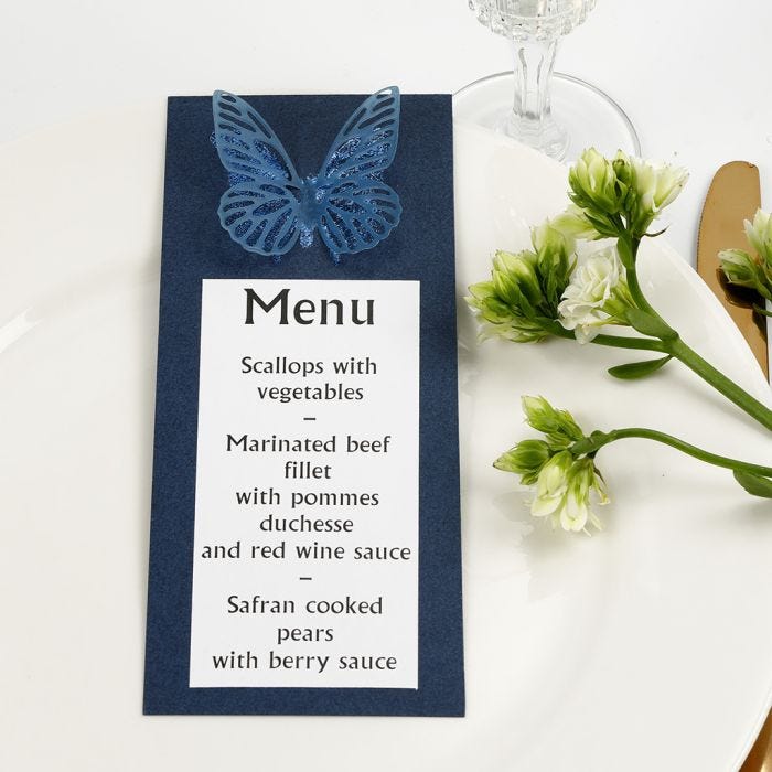 Une carte de menu bleue décorée d'un papillon poinçonné