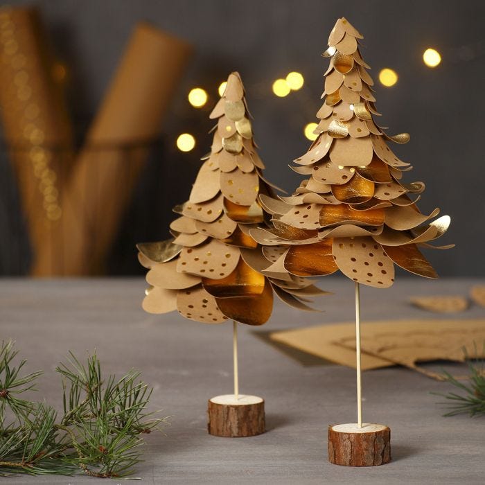 Des sapins de Noël faits à partir de papier imitation cuir poinçonné et placé les uns sur les autres