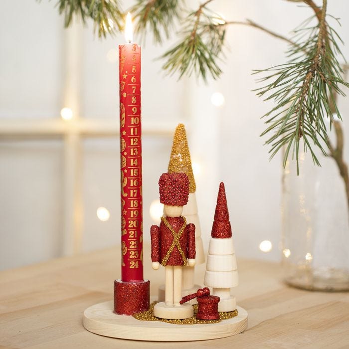 Un chandelier décoré avec la figurine de casse-noisette, des sapins de Noël et des mini perles en verre