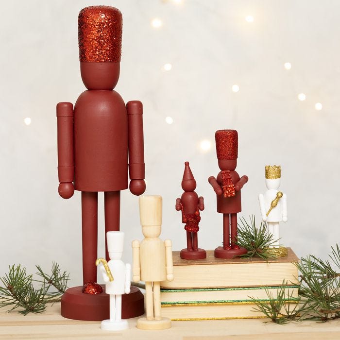 Figurines en bois du casse-noisette décorées avec des paillettes