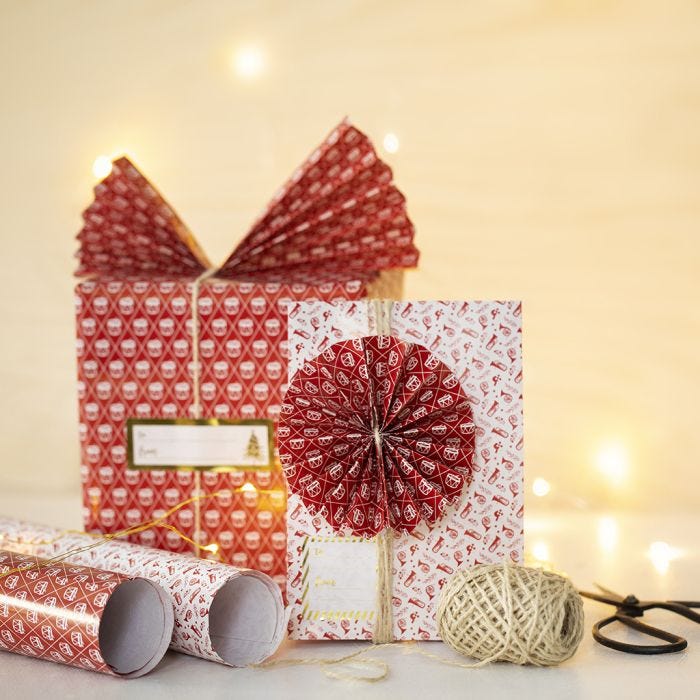 Emballage de Noël décoré d'un éventail en papier et d'une rosette en papier