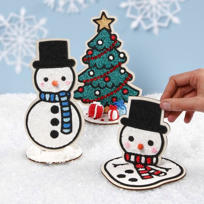 Des bonhommes de neige et un sapin de Noël en bois décoratifs remplis avec de la pâte Foam Clay