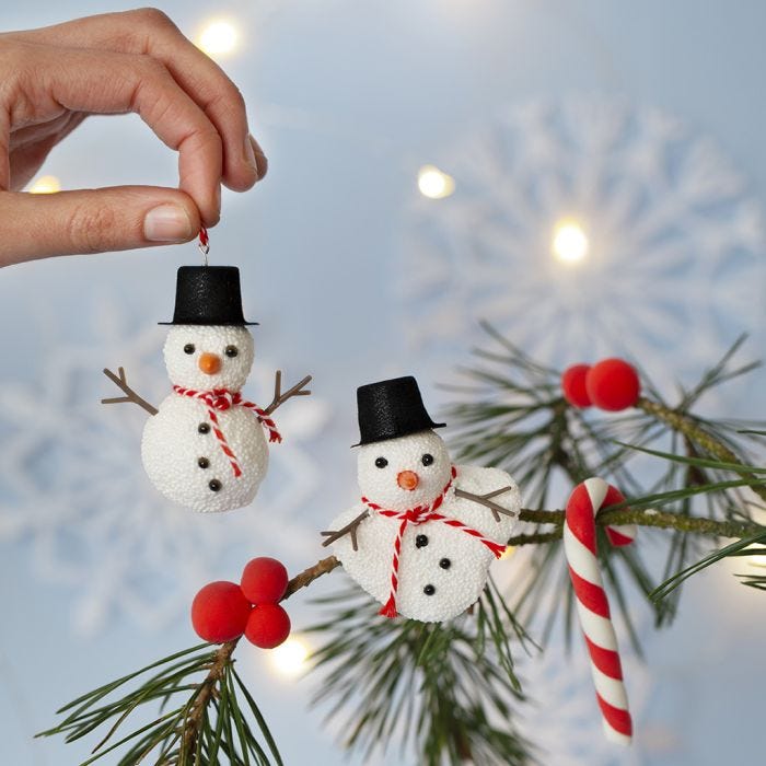 Bonhommes de neige en pâte Foam Clay à suspendre et sucres d'orges et baies en pâte Silk Clay