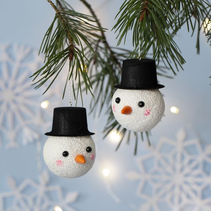 Une boule de Noël décorée comme un bonhomme de neige