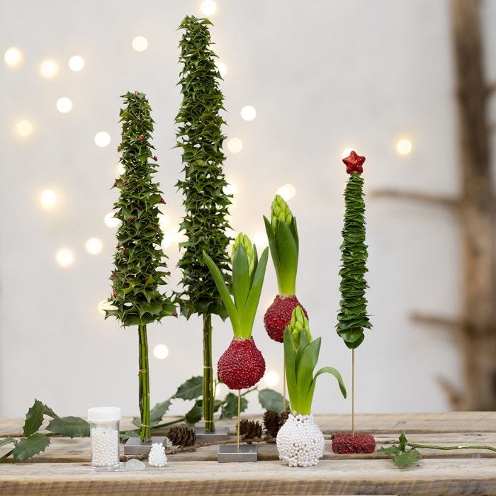 Sapins de Noël et décorations de Noël faits avec de la verdure non artificielle et décorés de mini perles de verre