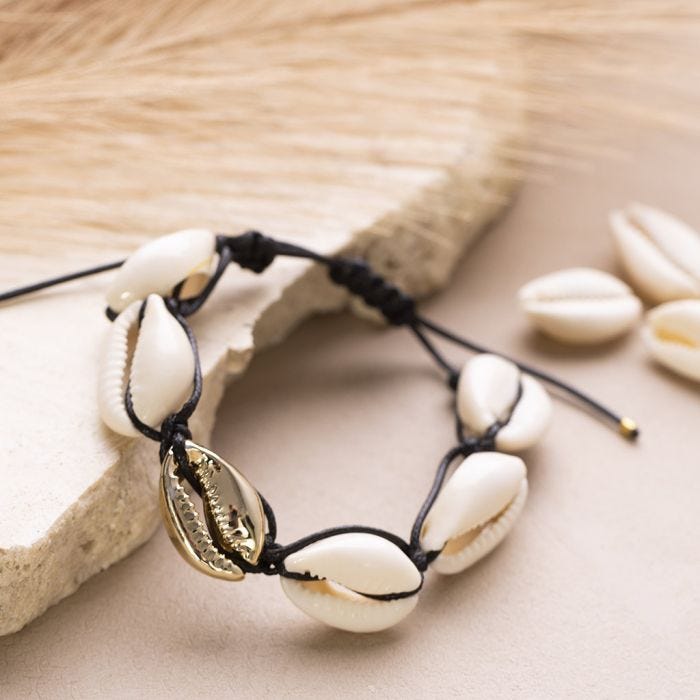 Bracelet tressé ou chaîne de cheville avec des coquillages