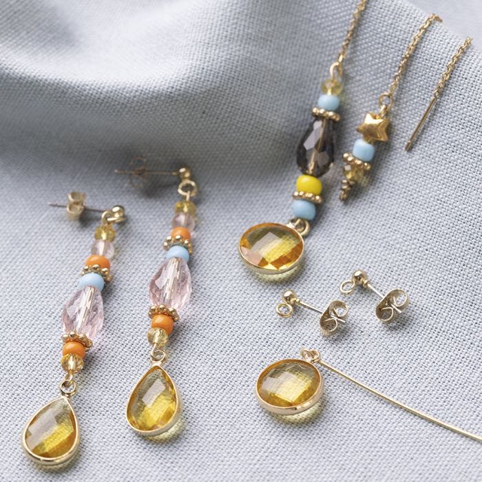 Boucles d'oreilles avec des cabochons comme pendentif, des perles de verre, des perles à facettes et des perles espaceurs