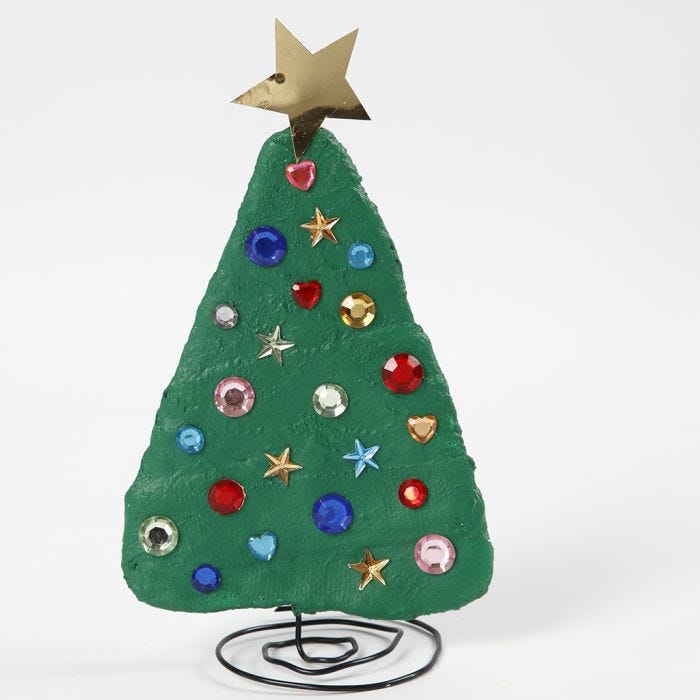 Un sapin de Noël en fil bonsaï et bandes plâtrées, décoré avec des pierres de strass