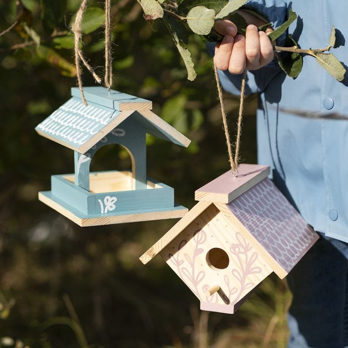 Un nichoir pour oiseaux fait maison, peint avec de la peinture acrylique et décoré aux feutres Plus Color