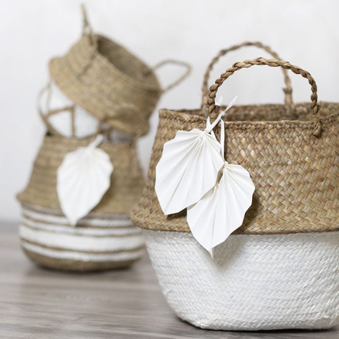 Panier en jonc de mer décoré avec de la peinture acrylique et des feuilles faites en papier imitation cuir