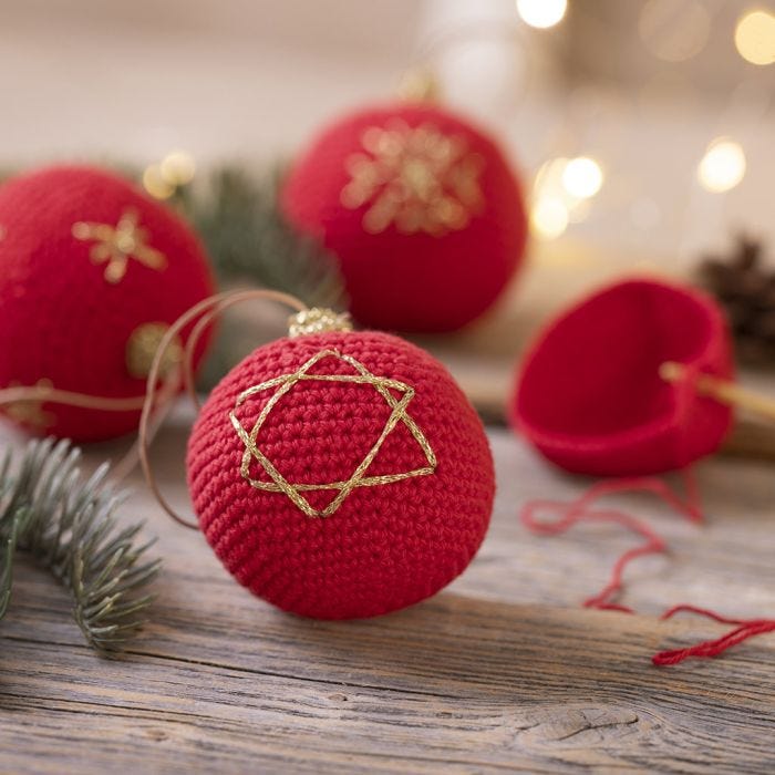 Une boule de Noël crocheté avec du fil de coton