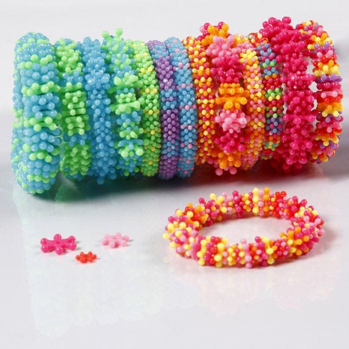 Des bracelets arc-en-ciel en perles de plastique plates