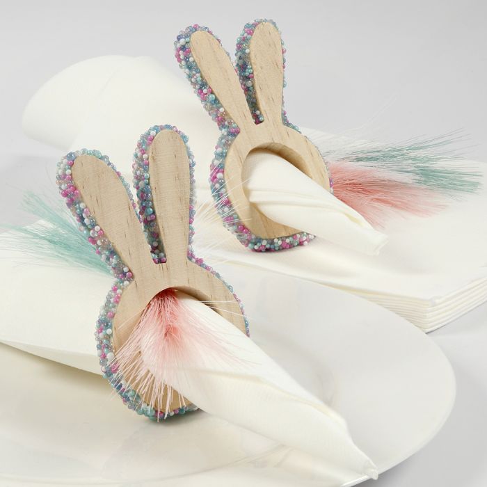 Un rond de serviette en bois pour Pâques, décoré avec des mini perles de verre