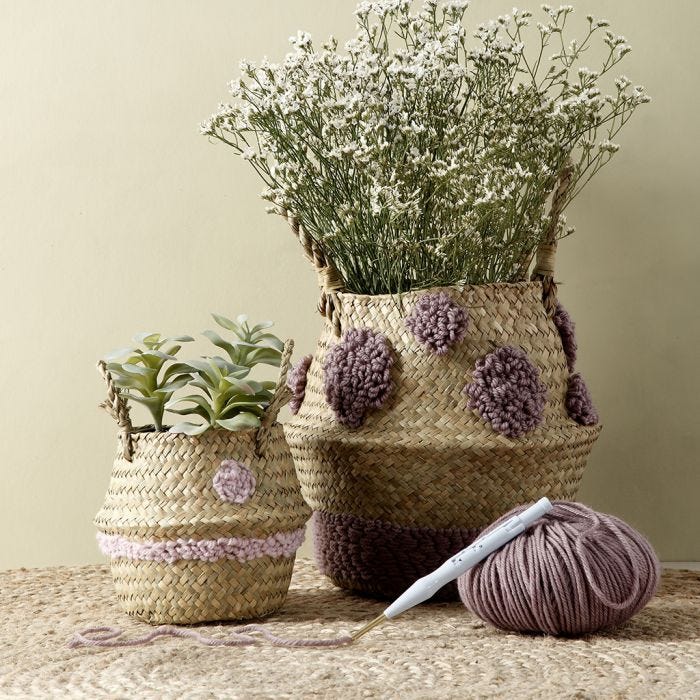 Un panier décoré de dessins brodés au poinçon à broderie