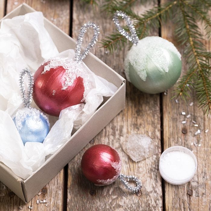 Des boules de Noël décorées avec de la peinture Art Metal et de la neige artificielle