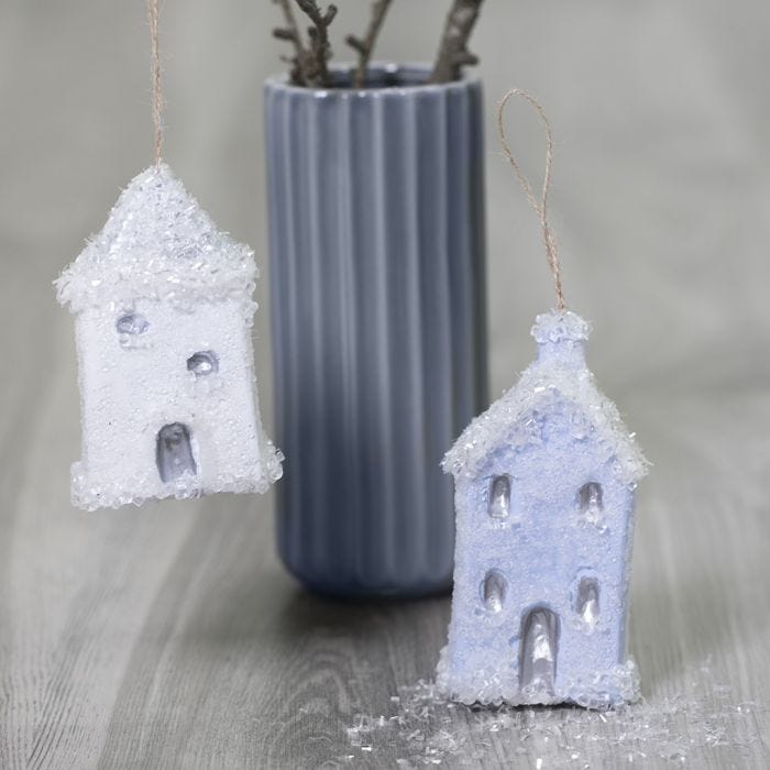 Des maisons de Noël à suspendre décorées avec de la base collante Sticky Base et des paillettes