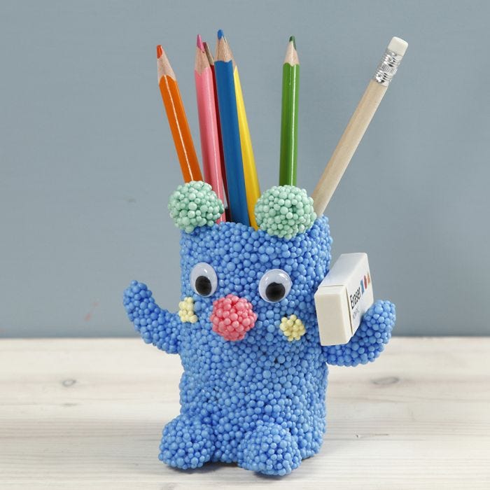 Un porte-stylos en forme d'ours fabriqué avec de la pâte Foam Clay Large et un tube en carton