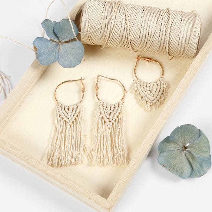 Des boucles d'oreilles créoles décorées d'un pendentif en macramé