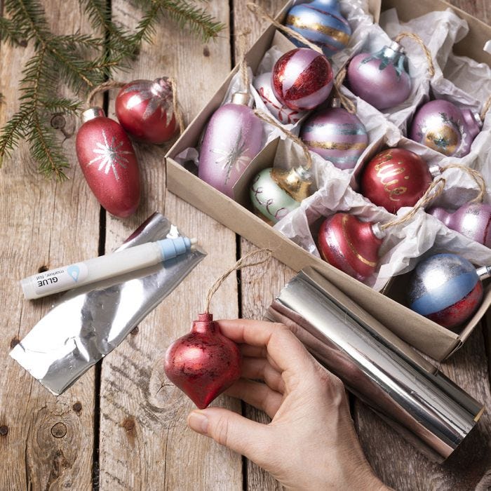 Des boules de Noël en bois décorés avec de la peinture Art Metal et du film décoratif